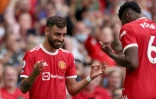 Le milieu de terrain portugais de Manchester United, Bruno Fernandes, célèbre son but avec son coéquipier français Paul Pogba, lors de la 1ère journée de la Premier League, le 14 août 2021 à Old Trafford