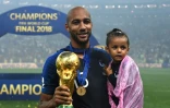 Le milieu Steven Nzonzi célèbre la victoire des Bleus avec sa petite fille, le 15 juillet 2018 à Moscou 