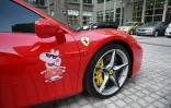 L'effigie de Peppa Pig sur une Ferrari devant un immeuble de bureaux, le 1er février 2019 à Pékin