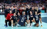 La joie des Norvégiennes, sacrées championnes olympiques de handball face aux Françaises, le 10 août 2024 à Villeneuve-d'Ascq