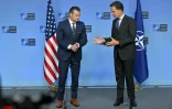 Le secrétaire général de l'Otan, Mark Rutte (d) et le secrétaire américain à la Défense Pete Hegseth, au siège de l'Otan, le 5 juin 2025 à Bruxelles