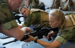 Une conscrite de l'armée norvégienne lors d'un entraînement à Setermoen dans le nord de la Norvège le 11 août 2016