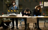 Des employés électoraux comptent les bulletins de vote par voie postale, le 14 février 2021 à Barcelone, en Catalogne