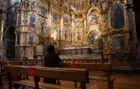 Un fidèle dans une église cathlique de Quito le 1er juillet 2020.
