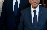 Le président du Parlement tunisien Mohamed Ennaceur (D) après avoir été intronisé président par intérim, avec le Premier ministre Youssef Chahed (G), à Tunis, le 25 juillet 2019