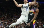Luka Doncic des Dallas Mavericks s'envole contre les Phoenix Suns en demi-finale de Conférence Oues en NBA le 2 mai 2022 au Footprint Center à Phoenix