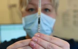 Une infirmière prépare une seringue avec le vaccin de Pfizer-BioNTech contre le Covid-19, à Budapest (Hongrie), le 28 janvier 2021.