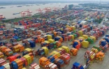Vue aérienne de conteneurs au port de Nanjing, dans la province du Jiangsu, dans l'est de la Chine, le 19 octobre 2025