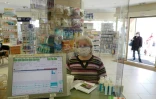 Un écran en plexiglas protège le client et le pharmacien dans une pharmacie à Nice, le 2 mai 2020