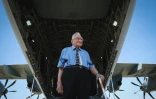 Dennis Bishop, vétéran de la Royal Air Force âgé de 99 ans, pose pour une photo à côté d'un Airbus A400M Atlas, lors d'un défilé aérien, le 30 avril 2025