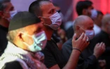 Des fidèles chiites portant un masque de protection participent à un rituel commémorant le martyre de l'imam Hussein, dans son mausolée à Kerbala, dans le centre de l'Irak, le 29 août 2020