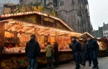 Des policiers montent la garde à l'entrée du Marché de Noël de Strasbourg le 27 novembre 2017