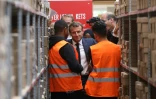 Le président Emmanuel Macron lors d'un échange le 10 septembre 2019 à Bonneuil-sur-Marne (banlieue parisienne) avec deux employés travaillant dans un centre d'Ateliers Sans Frontières (ASF), une association qui accueille des personnes en difficulté