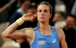 La Française Lois Boisson demande au public de faire du bruit après le gain de la 1re manche en quarts de finale de Roland-Garros contre la Russe Mirra Andreeva le 4 juin 2025 à Paris