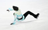 Le patineur japonais Yuzuru Hanyu chute au cours du programme libre des Jeux olympiques, le 10 février 2022 