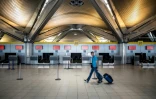 Un passager traverse un hall d'enregistrement de l'aéroport de Lyon-Saint-Exupéry le 15 septembre 2014