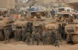 Les troupes israéliennes se rassemblent à un poste situé à laq la barrière frontalière entre Israël et l bande de Gaza, le 10 octobre 2025