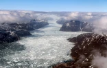 Un fjord glacé du Groenland, photographié le 12 mai 2017 pendant l'opération IceBridge dans l'Arctique