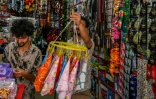 Des commerçants ouvrent leur boutique à Poonch, où le calme est revenu après le cessez-le-feu avec le Pakistan, le 11 mai 2025 en Inde