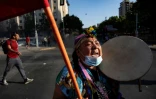 Une femme Mapuche, un des peuples indigènes du Chili, manifeste contre l'ancien président de droite Sebastian Piñera, le 21 novembre 2021, à Santiago