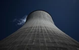 L'une des deux tours de refroidissement de la centrale nucléaire de Civaux, dans la Vienne, le 24 juin 2026