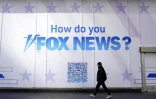 Une personne passe devant les locaux de Fox News à New York, le 9 mars 2023