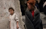 Des enfants palestiniens pleurent tandis que les secouristes fouillent les décombres après une frappe israélienne sur une maison à Jabalia, dans le nord de la bande de Gaza, le 13 avril 2025
