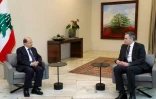 Photo fournie par l'agence libanaise Dalati & Nohra montrant le président Michel Aoun et le Premier ministre désigné Moustapha Adib, le 26 septembre 2020 au palais présidentiel de Baabda