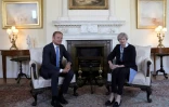 Le Première ministre britannique Theresa May (d), et le président du Conseil européen DOnald Tusk, au 10 Downing Street à Londres le 6 avril 2017