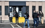 Des policiers devant l'entrée endommagée du commissariat de police de Champigny-sur-Marne, le 11 octobre 2020