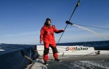 Thomas Coville navigue sur son multicoque Sodebo Ultim 3 lors d'une session d'entraînement au large de Lorient, le 22 novembre 2024