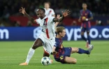 Le défenseur du Paris SG Nuno Mendes aux prises avec le Barcelonais Frenkie De Jong mercredi lors de la deuxième journée de Ligue des champions.