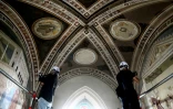 Des cameramen filment les fresques lors d'une visite de presse marquant la fin des travaux de restauration des fresques du XIVe siècle de Giotto dans la basilique Santa Croce à Florence, le 12 juin 2026