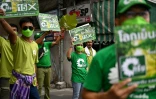 Des militants du parti vert dans les rues de Bangkok lors de la campagne électorale, le 30 avril 2023 en Thaïlande