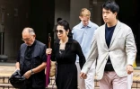 Teresa Lai, l'épouse de Jimmy Lai, et leur fils  Lai Shun Yan (à droite) quittent le tribunal de Hong Kong où le magnat des médias est jugé, le 15 août 2025
