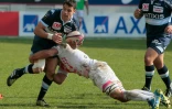 Dan Carter, plaqué par le N.8 sud-africain du Stade Français Jono Ross lors du derby francilien, le 12 mars 2016 à Paris