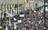 Des Algériens manifestent contre le gouvernement le 27 décembre 2019 à Alger