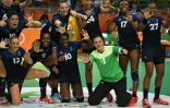 La joie des handballeuses françaises qualifiées pour la finale après leur victoire face aux Néerlandaises, le 18 août 2016 aux JO de Rio