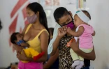 Des femmes et leurs bébés attendent une consultation au centre de santé de Médecins sans frontières (MSF), le 16 mars 2021 à Vidoño, au Venezuela