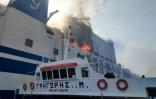 Cette photo des pompiers grecs montre un navire de secours s'approcher de l'"Euroferry Olympia" en feu, près de l'île grecque de Corfou, le 18 février 2022