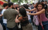 Heurts entre policiers anti-émeutes et protestataires lors d'une manifestation contre les arrestations et le ciblage croissant des militants LGBTQ à Ankara, le 15 septembre 2026 