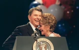 Nancy Reagan (d) et son mari Ronald Reagan le 15 août 1988 à la Nouvelle-Orléans, en Louisiane