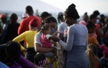 Des migrants haïtiens attendent de pouvoir rejoindre la zone frontalière avec le Panama, le 23 septembre 2021 à Necocli, en Colombie