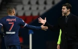 L'attaquant du PSG Kylian Mbappé félicité par son entraîneur Mauricio Pochettino, lors d'un match contre Nîmes, le 3 février 2021 au Parc des Princes