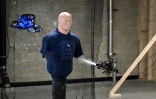 Un drone tire du gaz inerte sur un mannequin lors d'une démonstration sur la façon de neutraliser un tireur dans une école, organisée au siège de la start-up Campus Guardian Angel, le 8 mai 2026 à Austin, au Texas