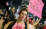 Kalanit Sharon, 33 ans, cofondatrice du Front rose, un collectif politique qui s'oppose au gouvernement du Premier ministre israélien, Benjamin Netanyahu, lors d'une manifestation antigouvernementale devant le ministère israélien de la défense à Tel Aviv, le 14 septembre 2024