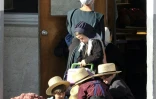 Des enfants amish, une communauté vivant de façon simple et à l'écart de la vie moderne, quittent leur école à Leola, en Pennsylvanie, le 1er novembre 2011
