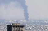 Une colonne de fumée s'élève d'une raffinerie attaquée par Israël à Téhéran, le 17 juin 2025