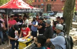 Des livreurs s'enregistrent comme membres de l'organisation "Los Deliveristas Unidos", le 20 juin 2021 à New York