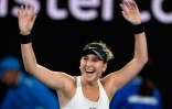La Suisse Belinda Bencic explose de joie après sa victoire sur Venus Williams au premier tour de l'Open d'Australie le 15 janvier 2018